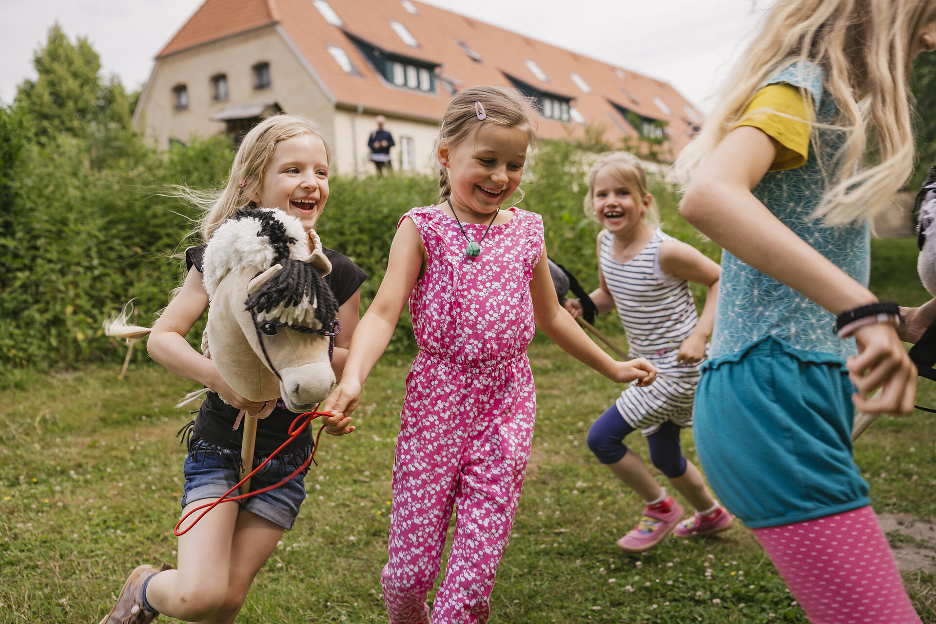 Spielende Kinder vor der Grundschule Louisenlund